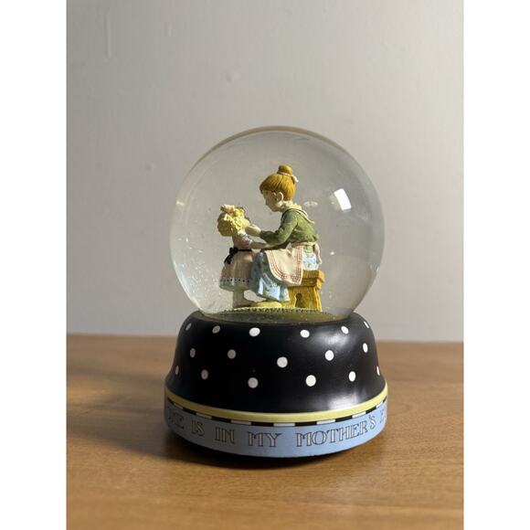 2001 MARY ENGELBREIT SNOW GLOBE "MY HOME IS IN MY MOTHERS EYES" GREEN SLEEVES - Picture 2 of 9